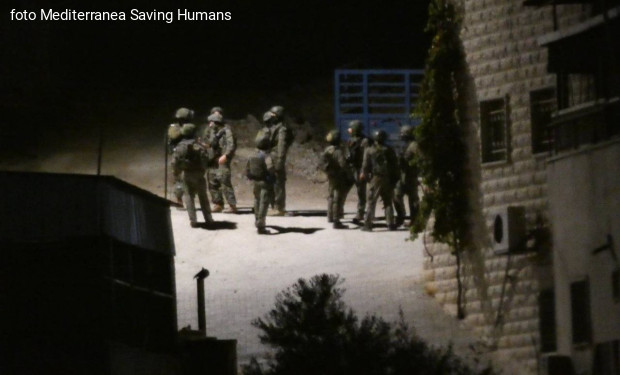 Attacco violento dell’esercito israeliano al villaggio di Tuwani, in Mmasafer Yatta